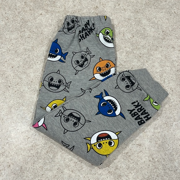 BNWT NICKELODEON BABY SHARK PRINTED GRAY SWEAT SET SIZE 5T (BOY OR GIRL) - Picture 9 of 9